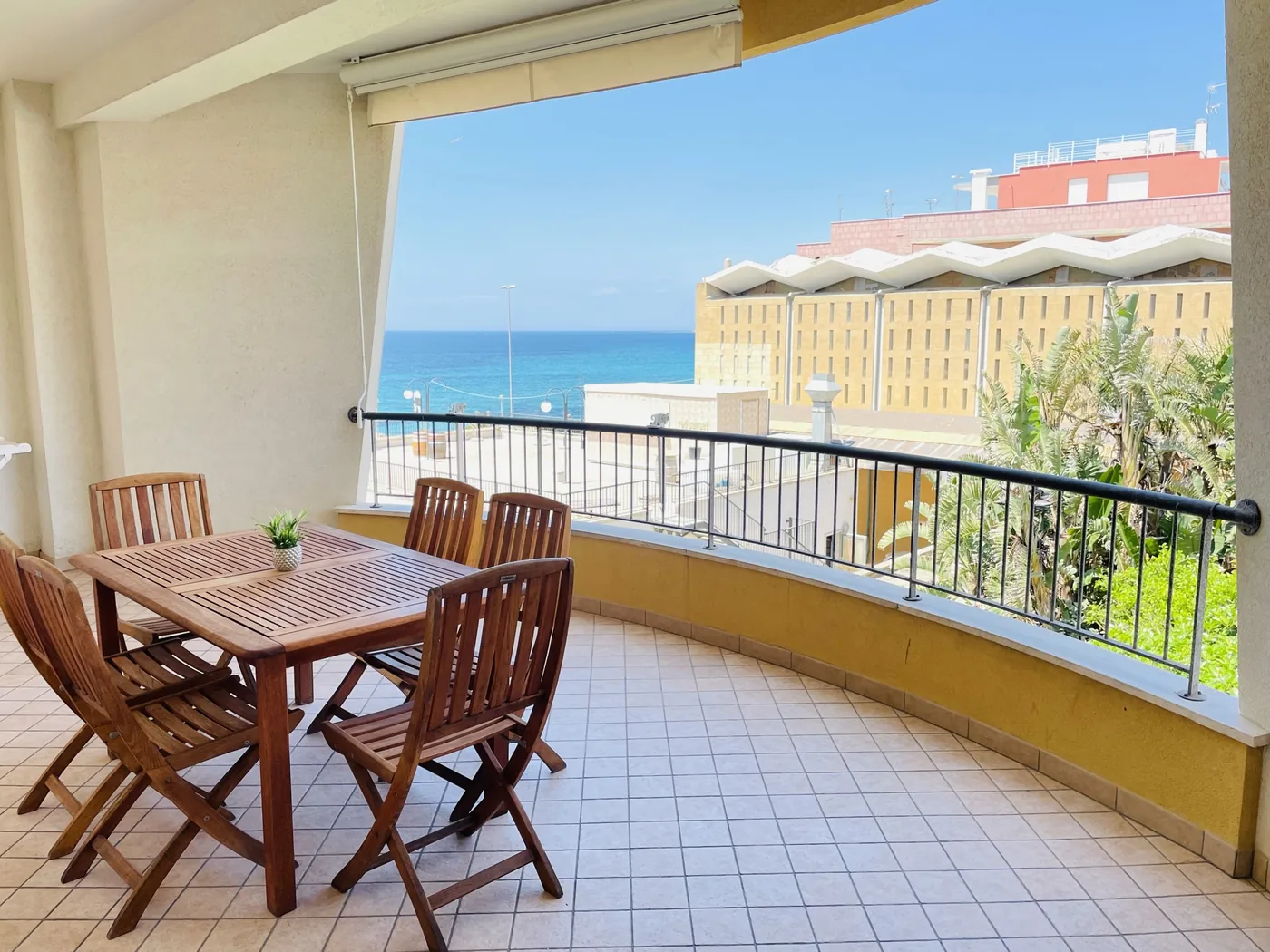 Balcone con tavolo, sedie e vista mare diretta del Trilocale B2/1 al Residence Rosa Virginia, Gallipoli
