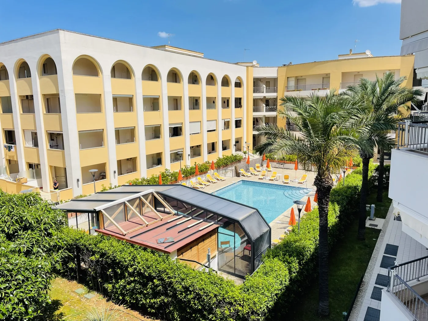 Piscina e giardino del Residence Rosa Virginia a Gallipoli Lido San Giovanni vista dall'alto