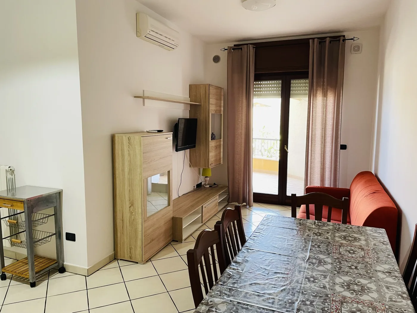 Soggiorno luminoso con cucina attrezzata, TV e aria condizionata del Trilocale B2/1 Gallipoli