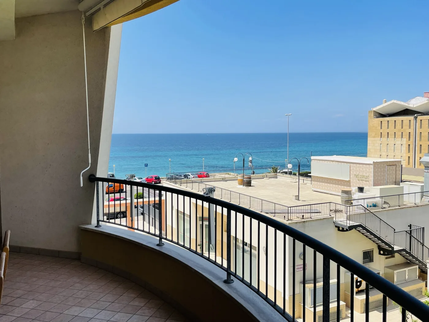 Vista mare dal balcone del Trilocale B2/1 con la Trattoria Red Sunset in basso, Gallipoli